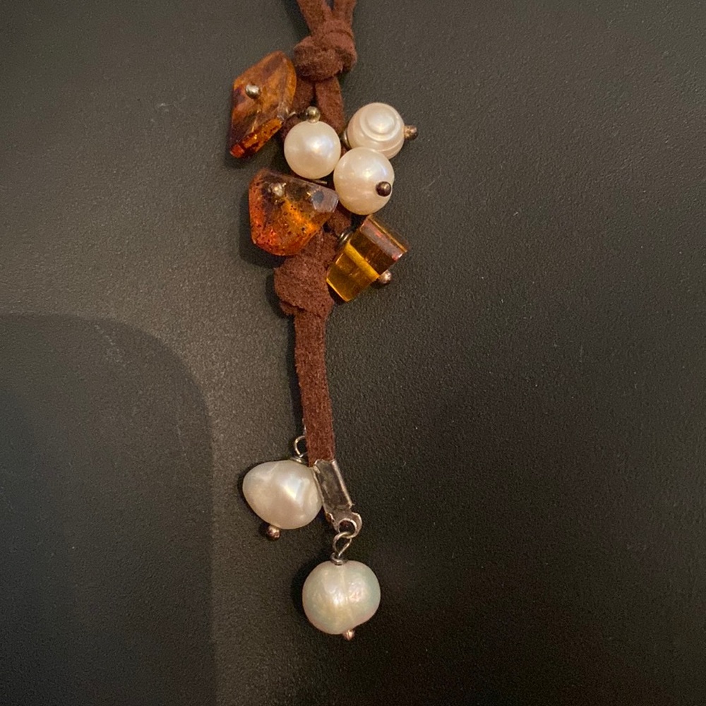 V! Necklace leather, with real mini pices pearls and amber decor